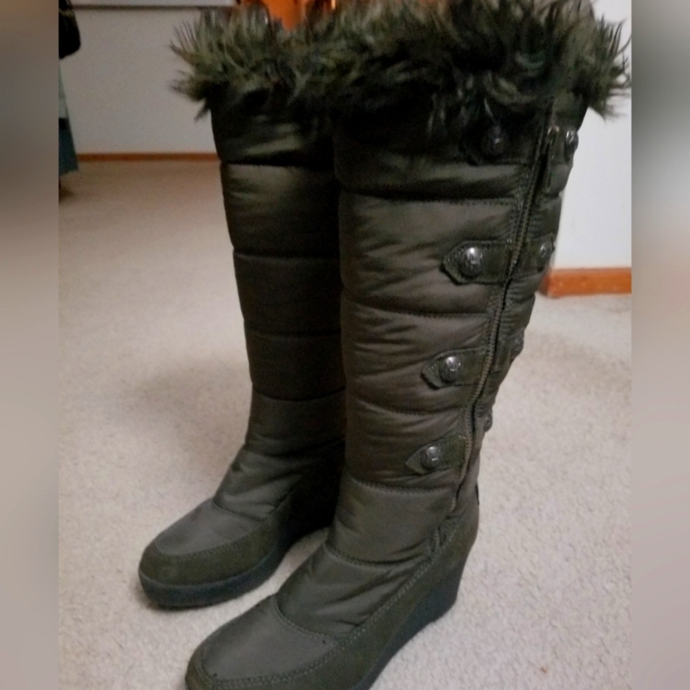 Juicy Couture Ladies Winter Boot, Size 7 Olive Green.